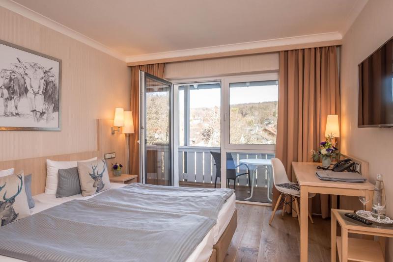 Standard Double Room with Balcony image 4