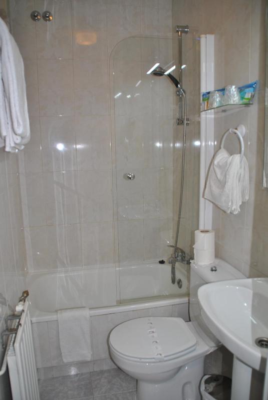 Budget Double or Twin Room image 3