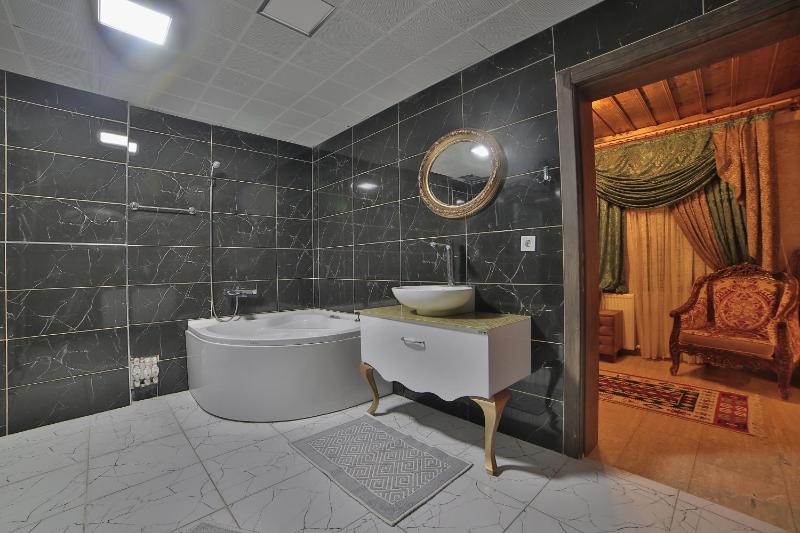 Queen Room image 3