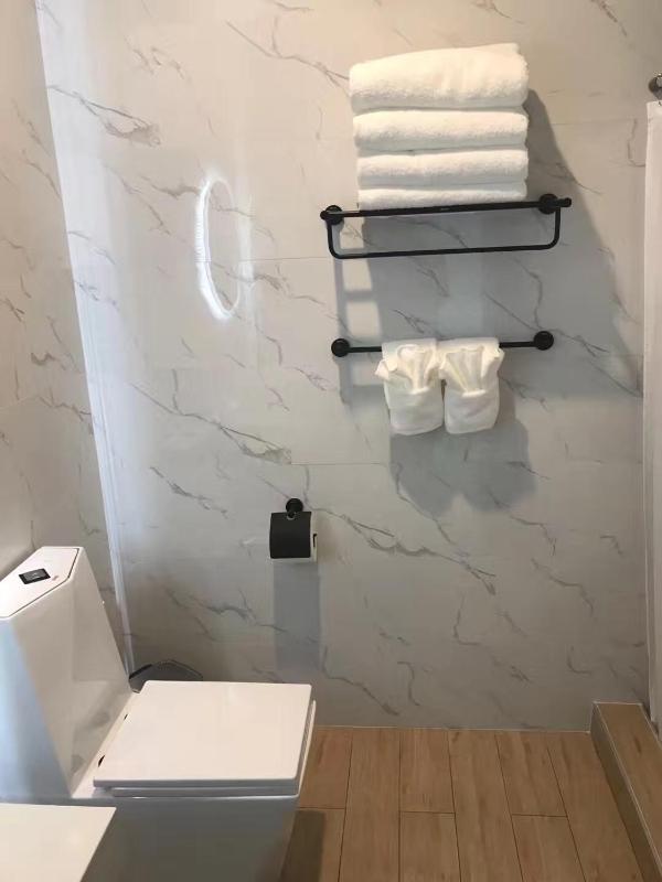 Deluxe King Room image 2