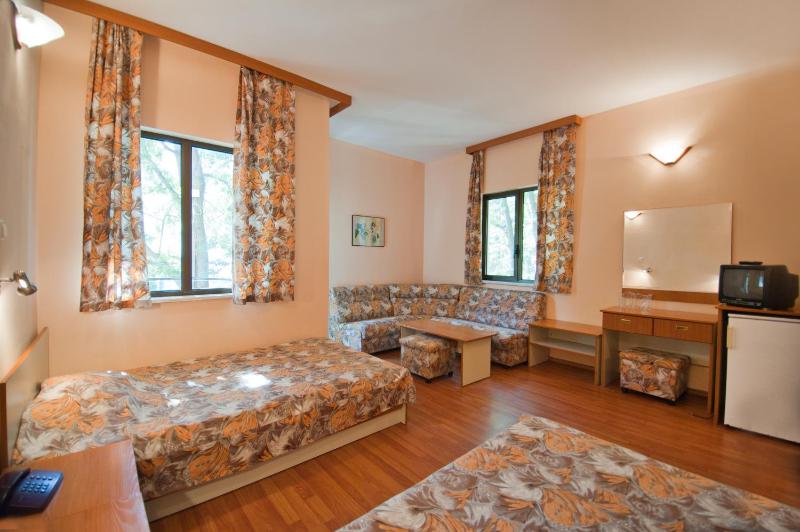 Twin Room with Extra Bed image 4