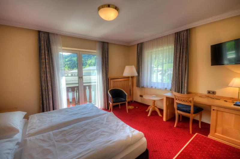 Double Room with Balcony image 2