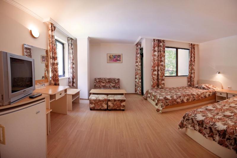 Twin Room with Extra Bed image 3