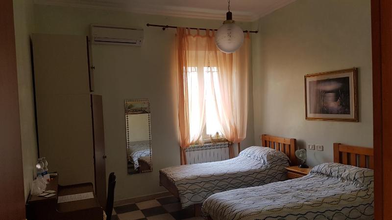 Twin Room image 2