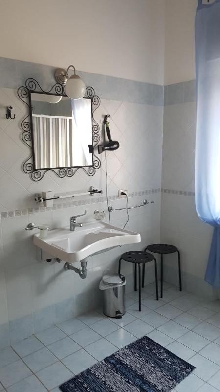 Twin Room image 3