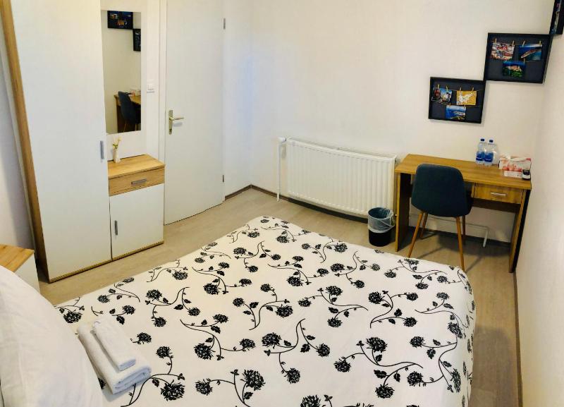 Budget Double Room with Shared Bathroom image 2