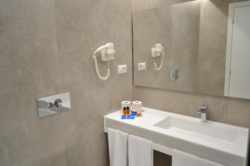 Quadruple Room with Sea View image 1