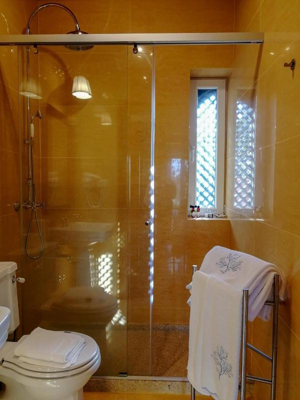 Double Room image 3