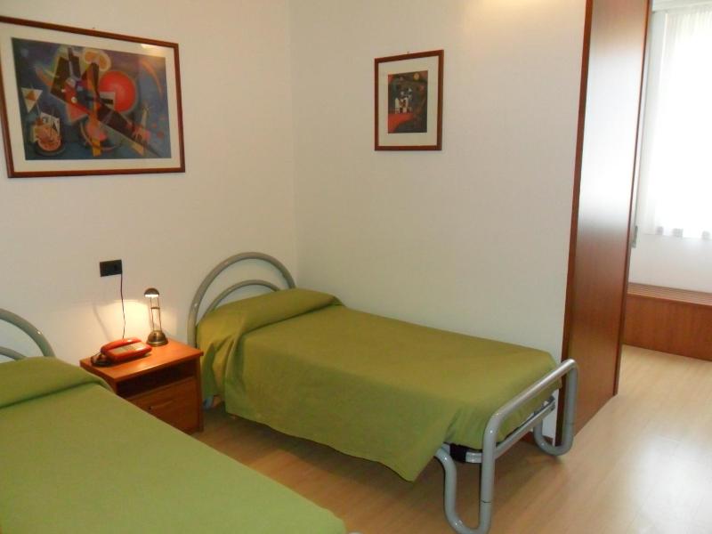 Twin Room image 4