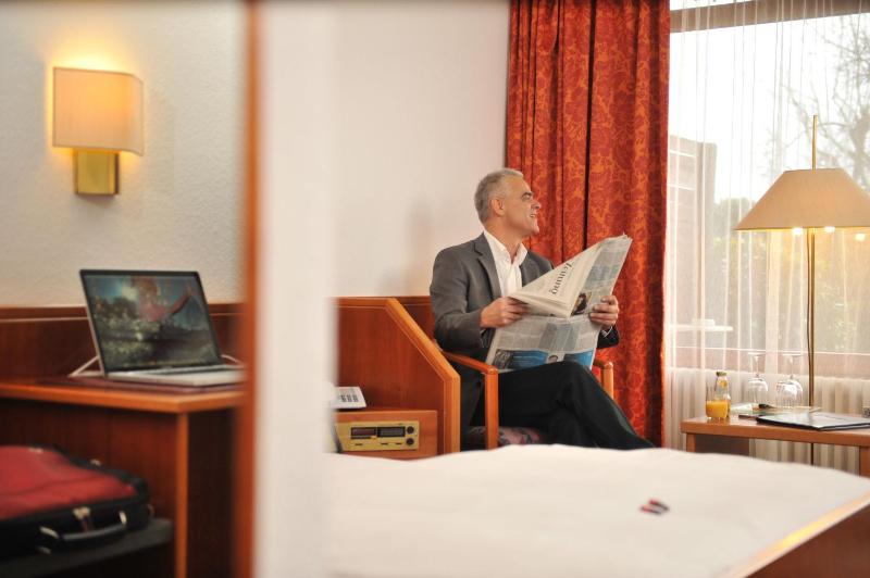Single Room with Lake View image 2