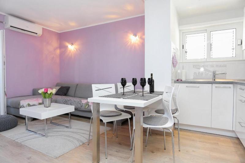 One-Bedroom Apartment with Terrace and Sea View image 3