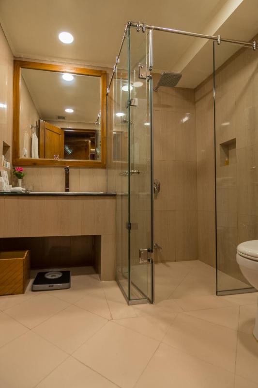 Standard King Room image 2