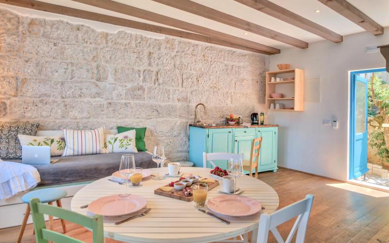 Studio Apartment with Sea View image 2