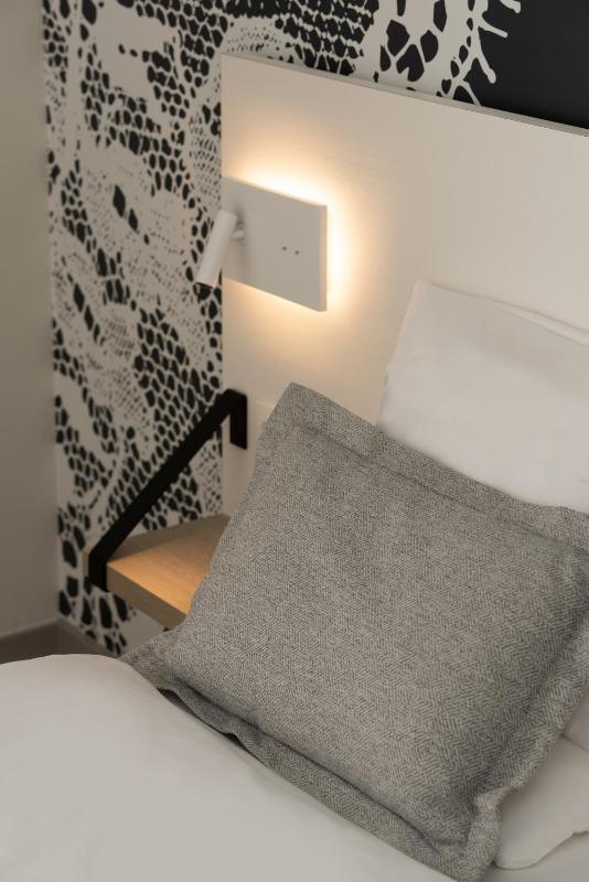Twin Room image 4