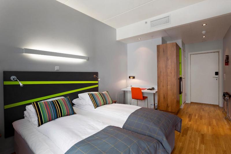 Standard Twin Room image 3