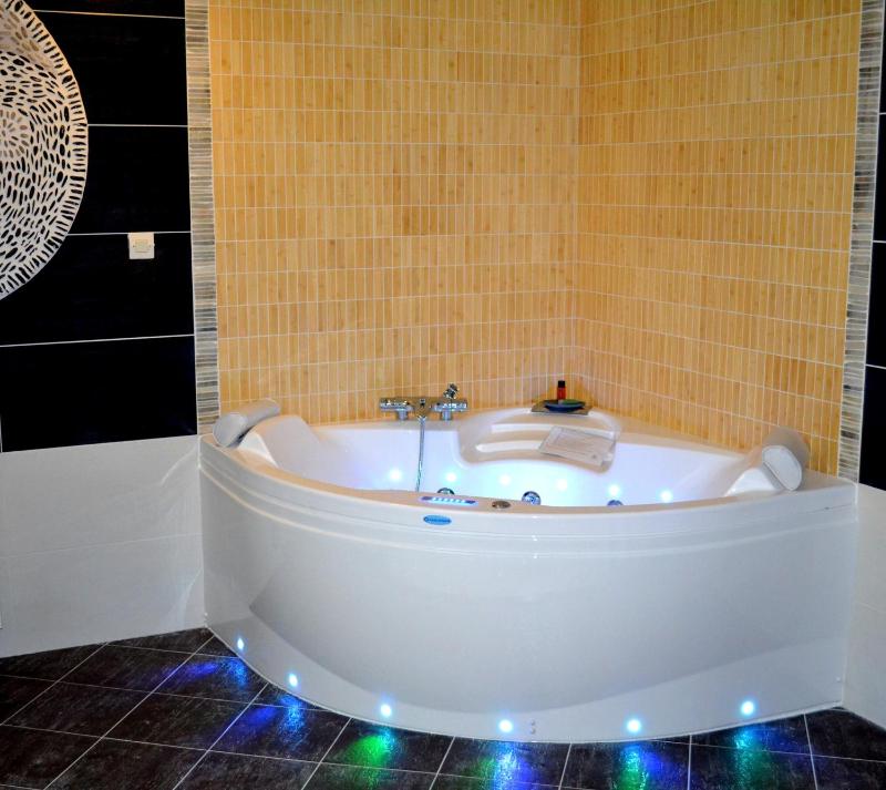 Double Room with Spa Bath image 4