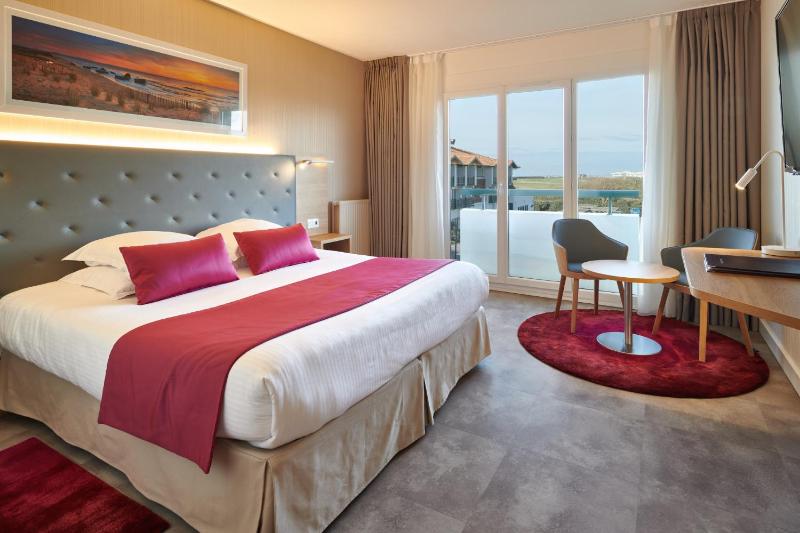 Double Room with Partial Ocean View image 2