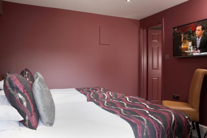 Deluxe Family Room image 3