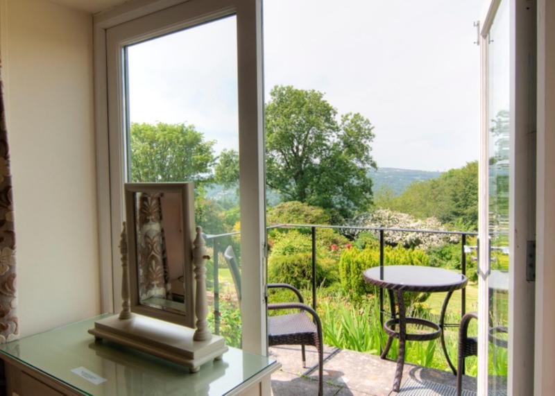 Classic Double Room image 2