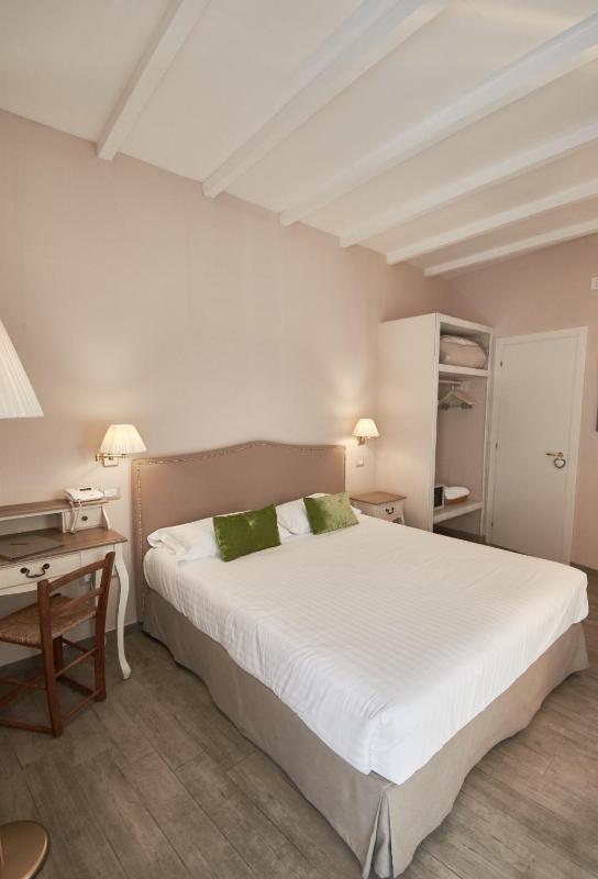 Superior Double Room image 3