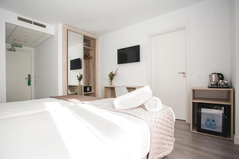 Double Room with Balcony image 3