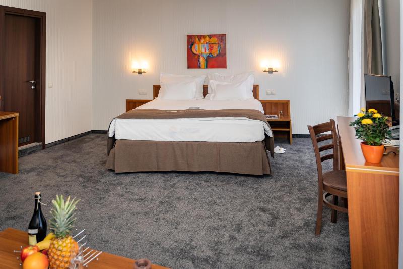 Deluxe Double Room with Sea View image 3