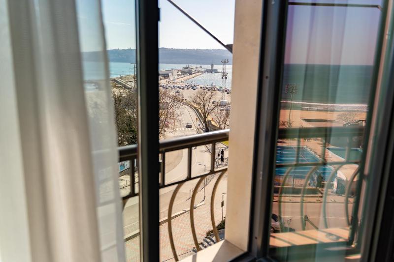 Deluxe Double Room with Sea View image 4