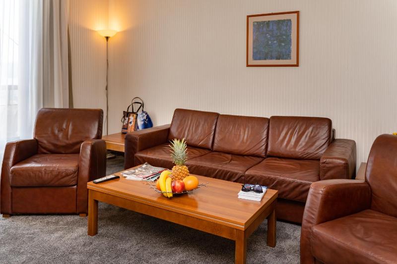 Deluxe Double Room with City View image 2