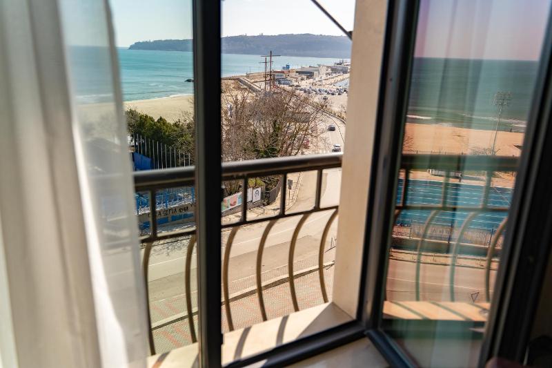 Apartment with Sea View image 2