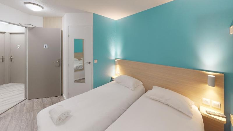 Standard Twin Room image 3