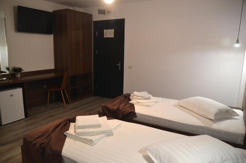 Twin Room image 2