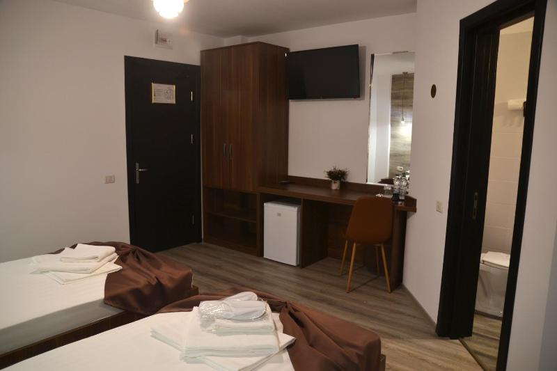 Twin Room image 3