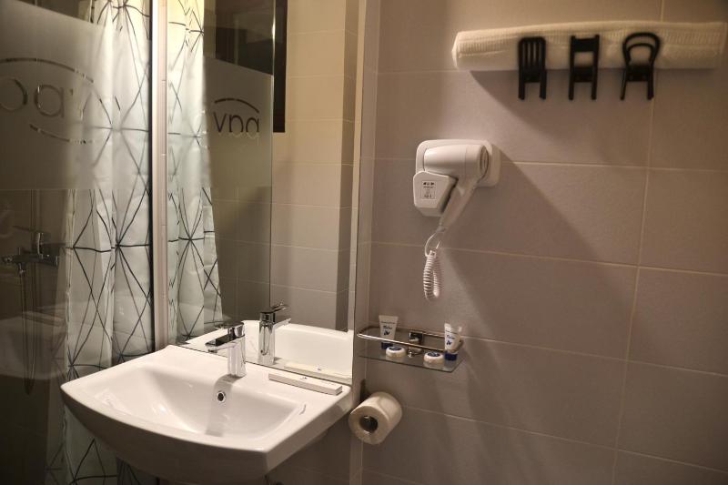 Twin Room image 4