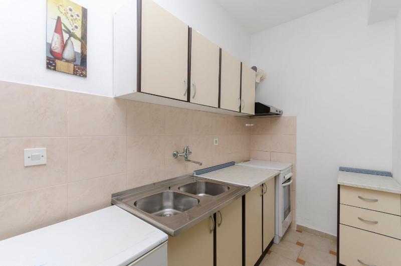 One-Bedroom Apartment image 2