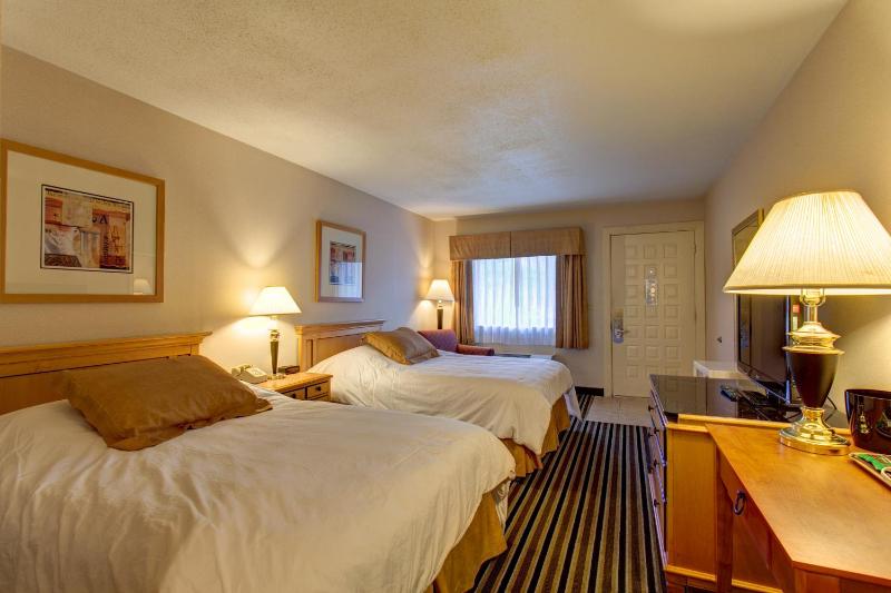 Double Room with Two Double Beds image 2