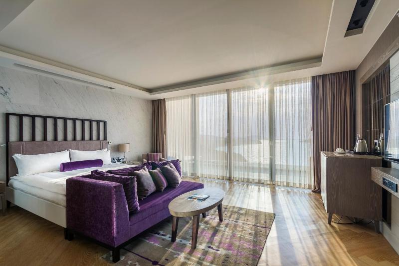 One Bedroom Suite with Sea View image 3