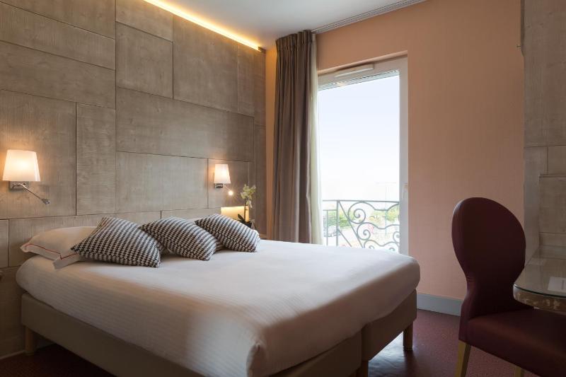 Double Room with Partial Lake View image 1
