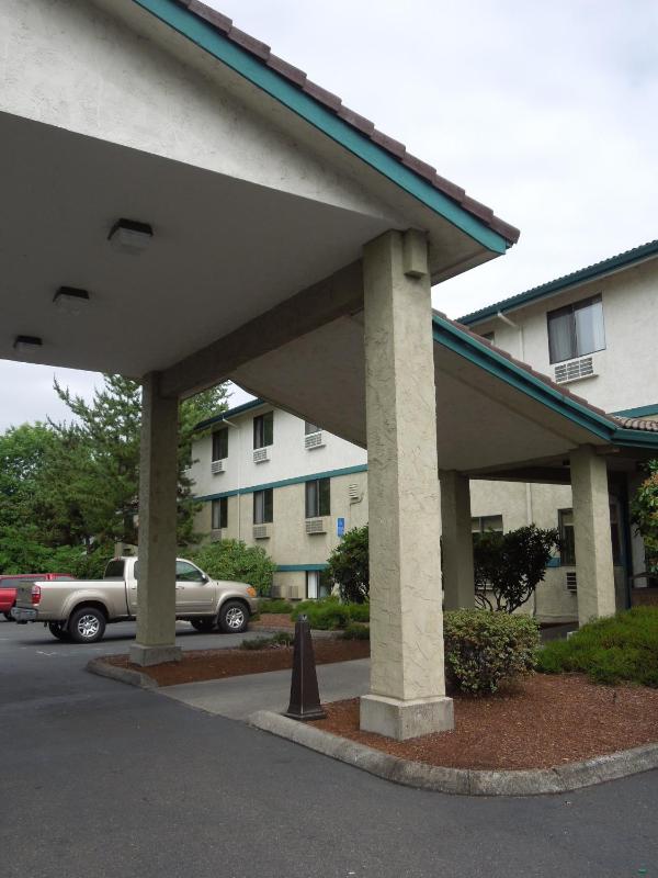 Super 8 by Wyndham Portland Airport - image 4