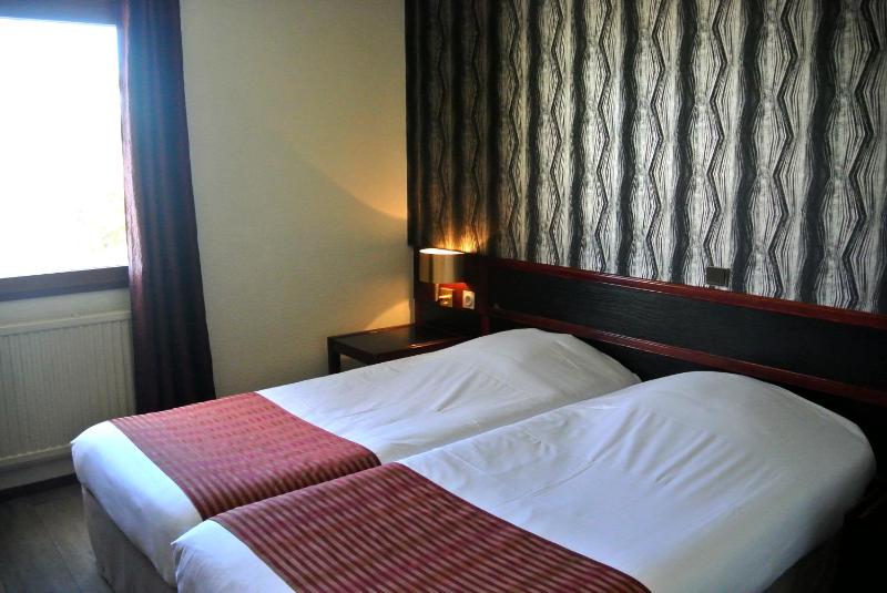 Twin Room image 2