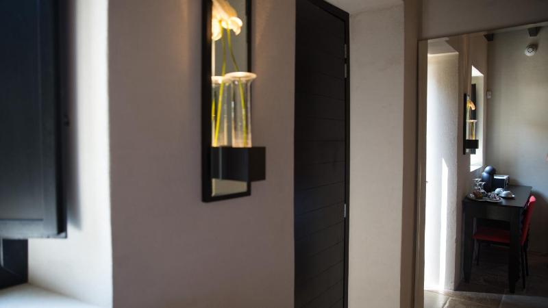  Suite with Balcony - Daphne image 3