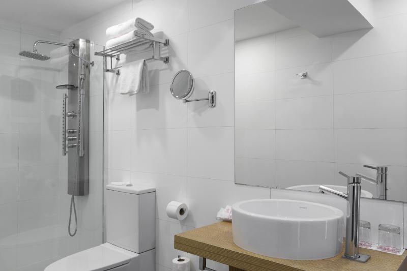 Double or Twin Room (1-2 Adults) image 2