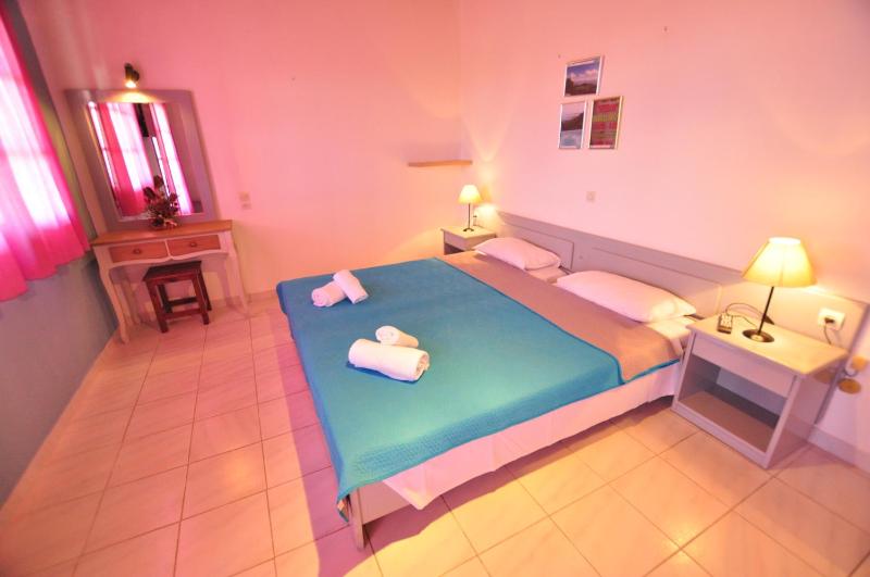 Standard Triple Room image 2