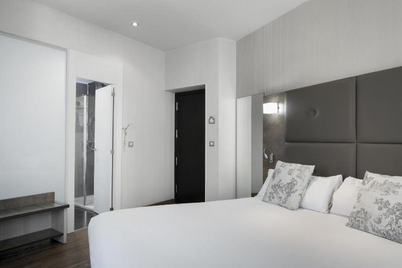 Superior Double Room with Balcony image 4