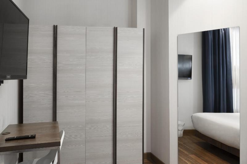 Small Double Room image 4