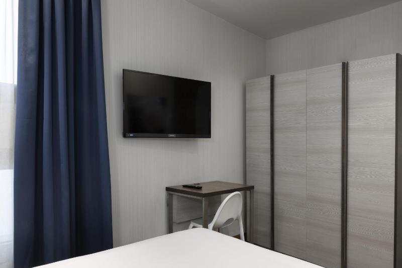 Small Double Room image 3