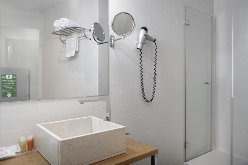 Double or Twin Room (1-2 Adults) image 3