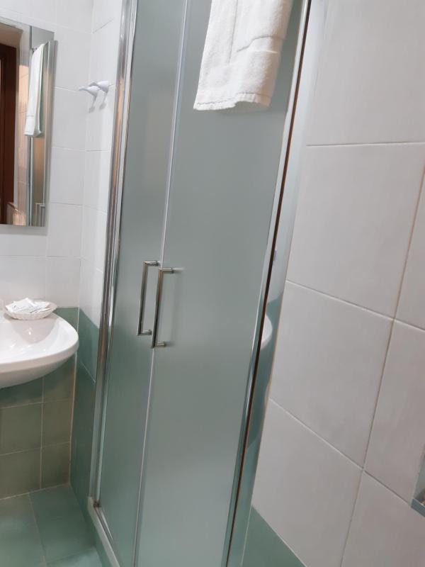 Twin Room with Shower image 2