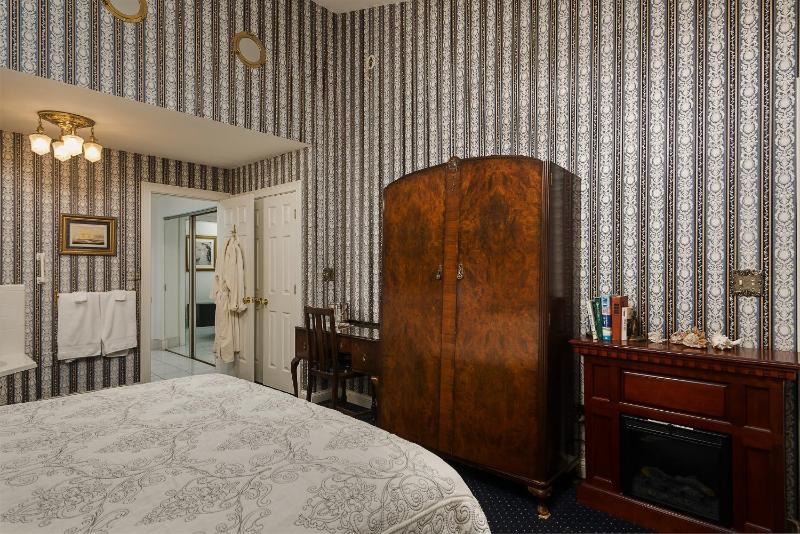 King Suite with Spa Bath image 2