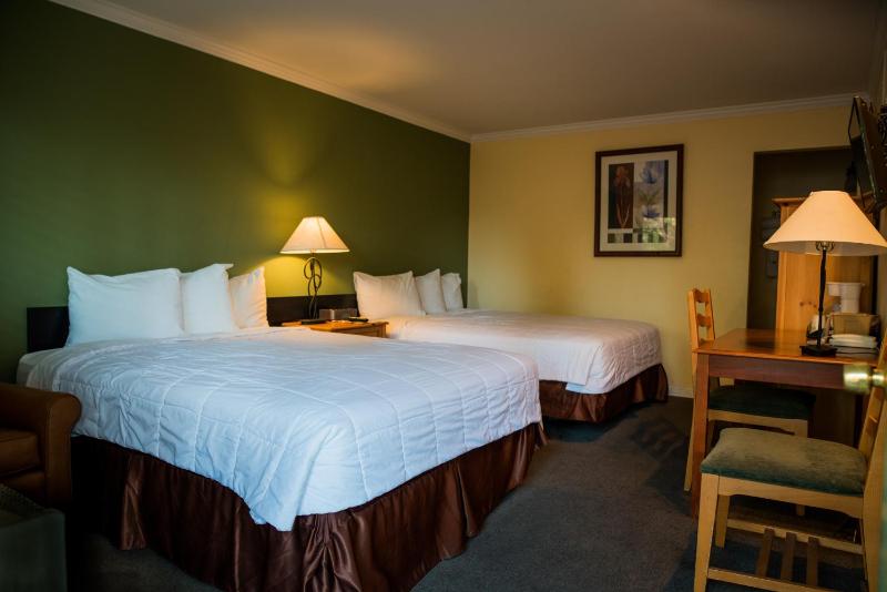 Superior Queen Room with Two Queen Beds image 2