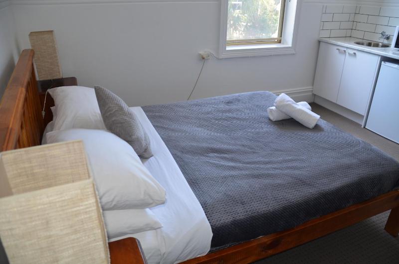 Queen Room with Partial Ocean View and Shared bathrooms image 3